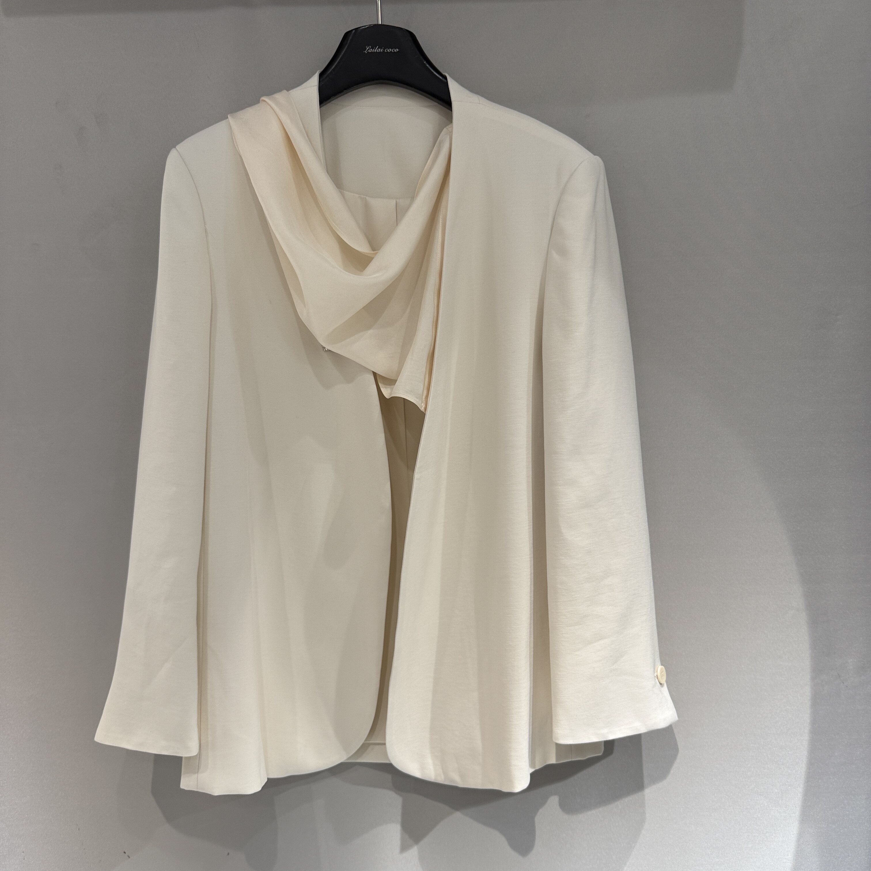 欧洲站2026春季新款V领飘带金属标百搭减龄铜氨丝醋酸款外套F9J66