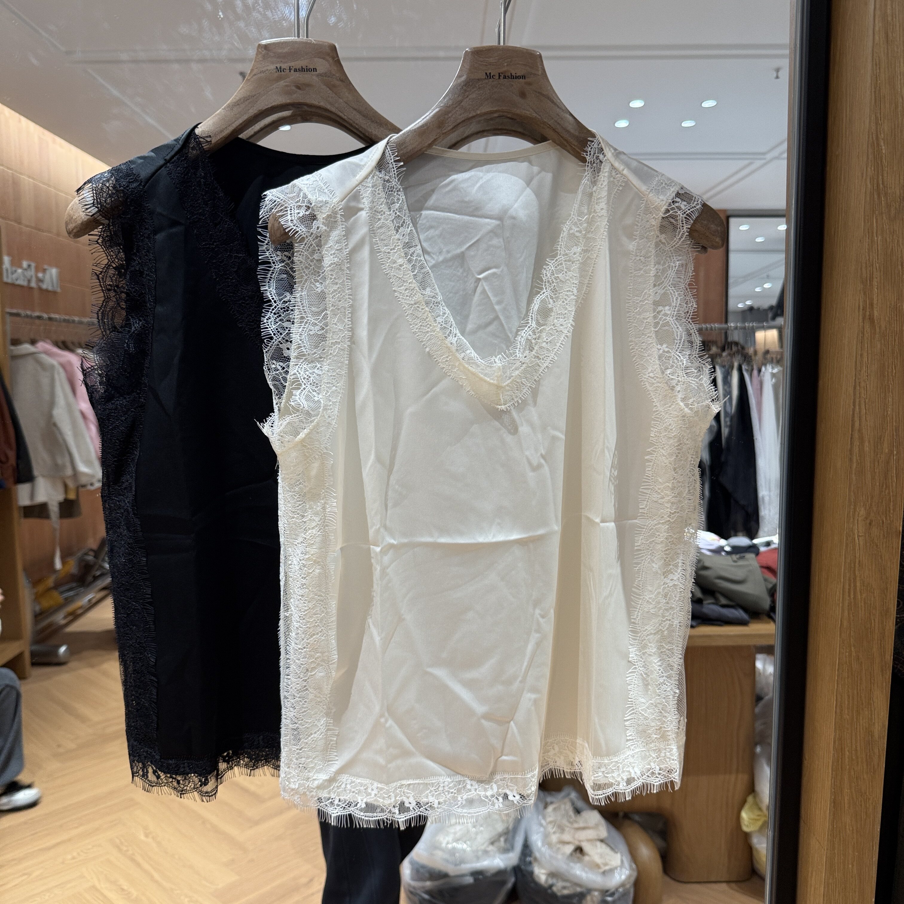 欧洲站2026春季新款v领蕾丝花边显瘦纯欲风内搭款女士背心潮68272