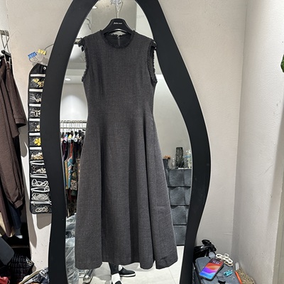 欧洲站2025秋季新款圆领毛边自然收腰法式轻熟风无袖连衣裙女1222