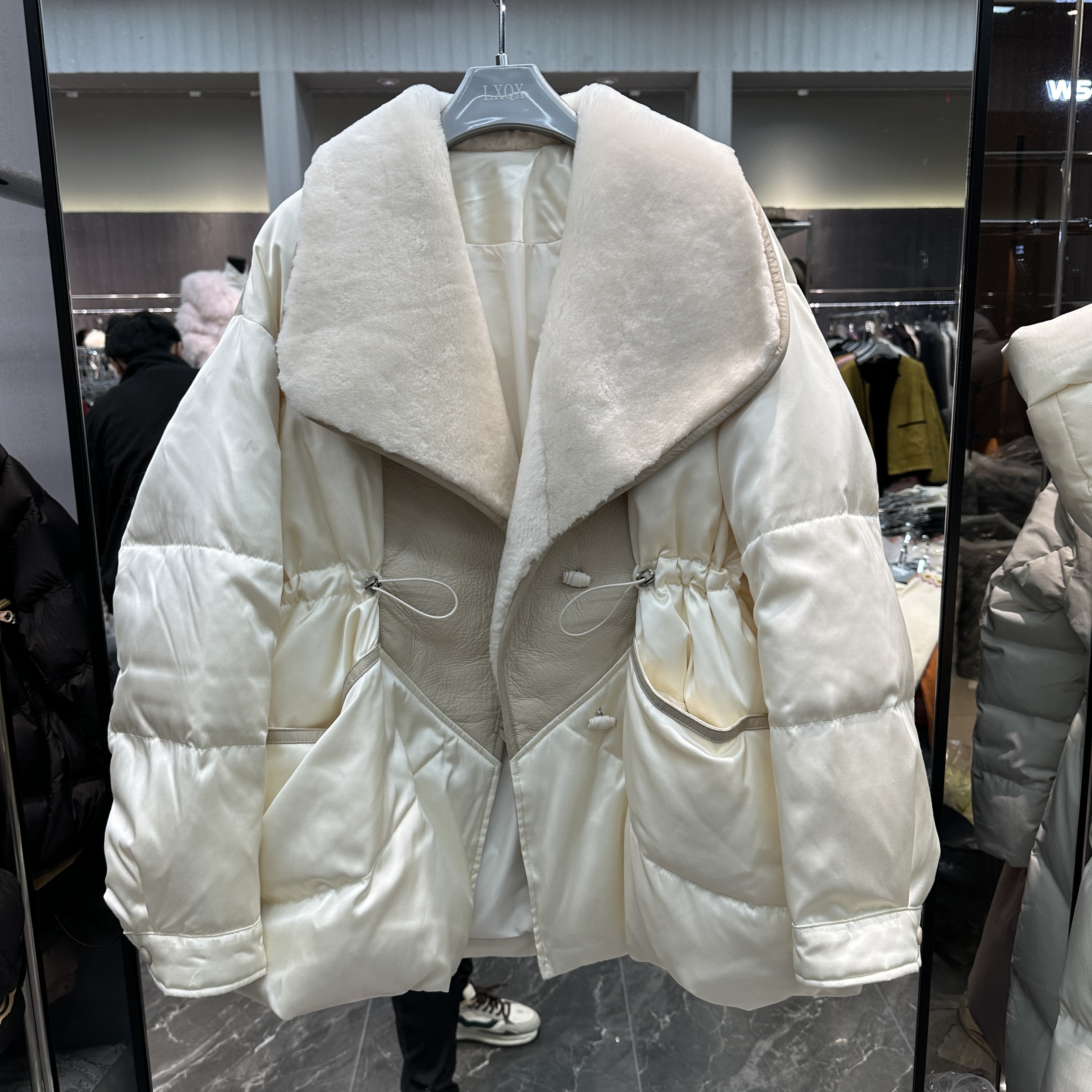 欧洲站2025冬季新款翻领腰带收腰皮毛一体中长款白鹅绒外套96606