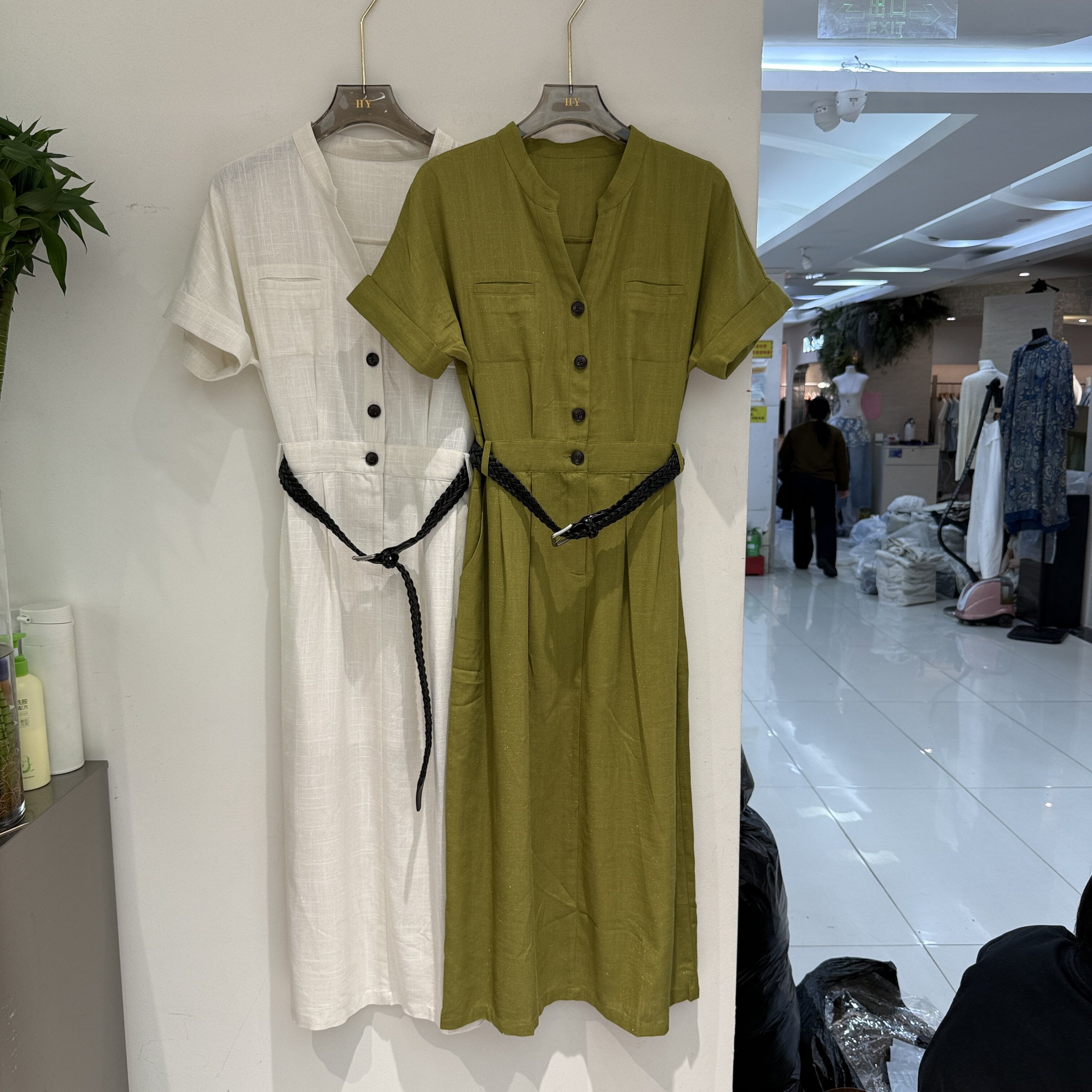 欧洲站2026夏季新款洋气剪刀领收腰显瘦时尚气质短袖连衣裙女8128