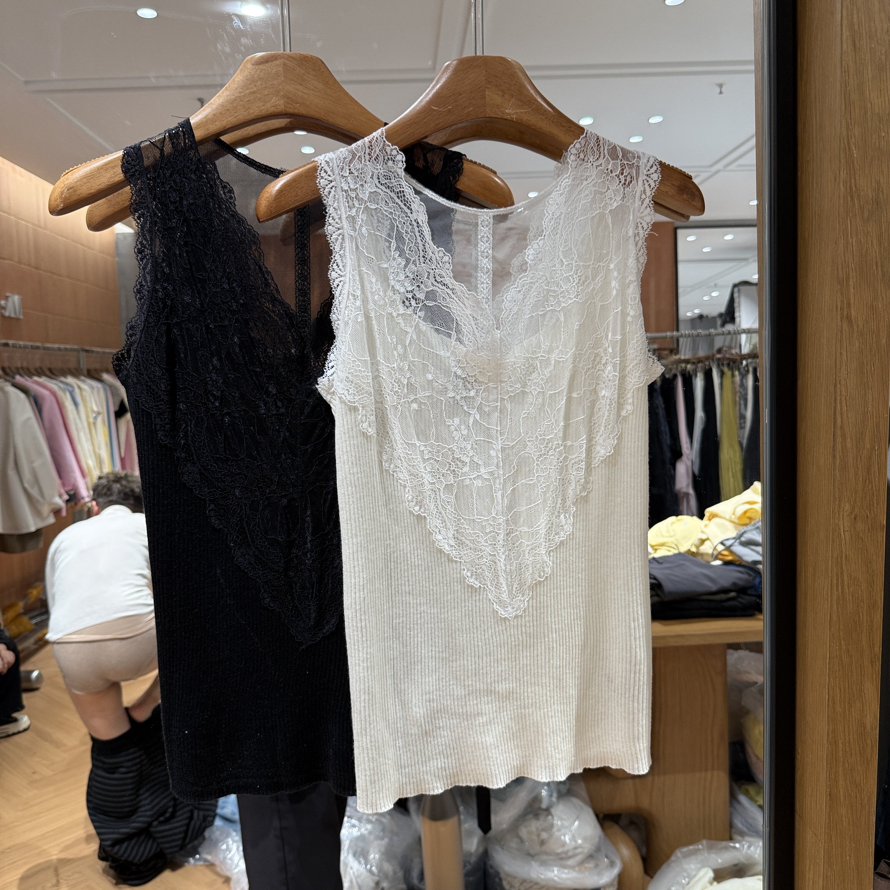 欧洲站2026春季新款V领蕾丝花边显瘦单穿内搭款女士羊毛针织背心