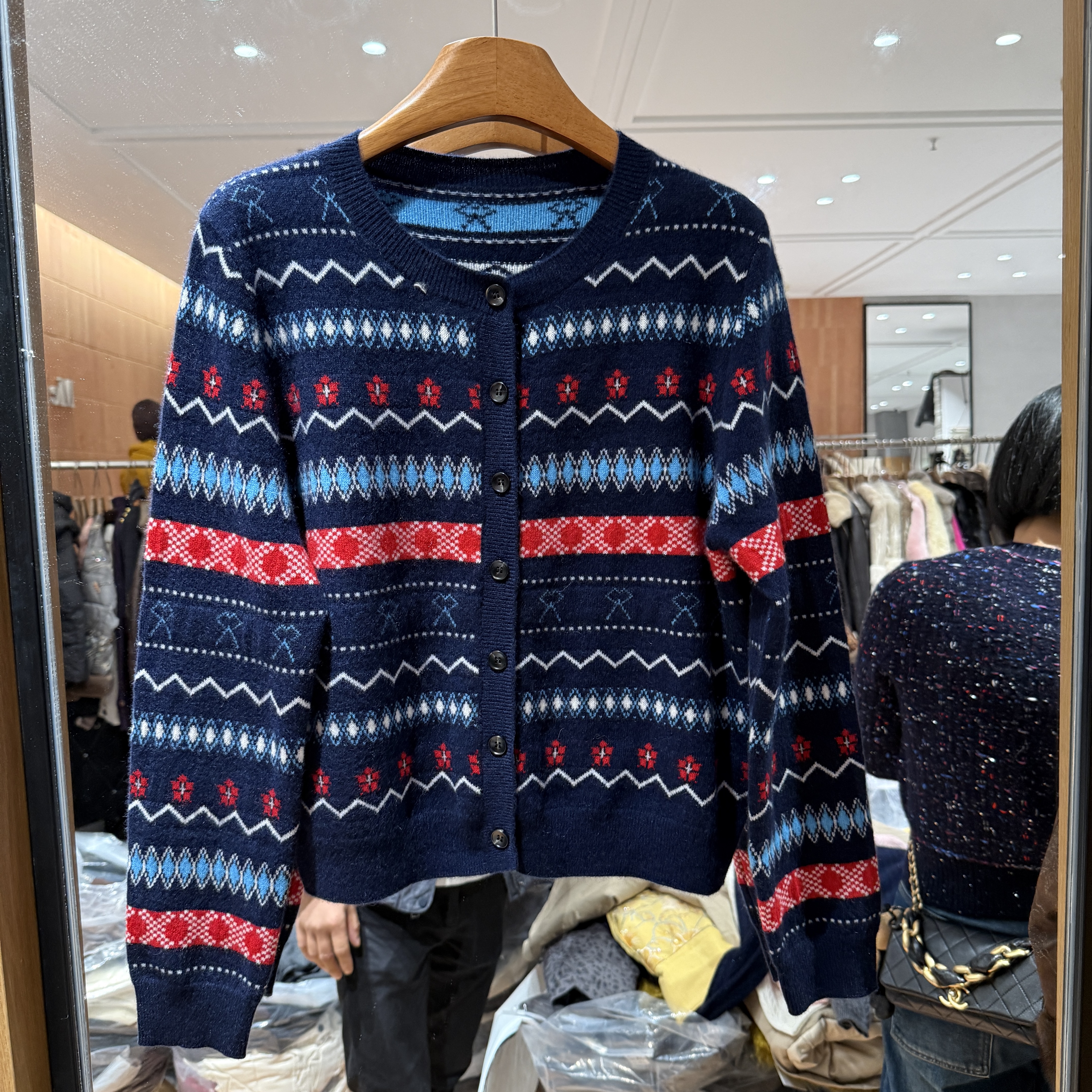 欧洲站2025冬季新款圆领单排扣复古提花软糯显瘦山羊绒针织开衫女