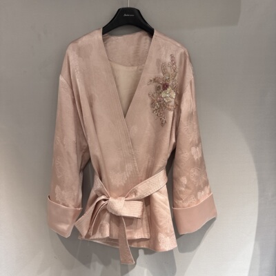 欧洲站2026春季新款V领重工钉钻提花图案减龄新中式收腰外套8066