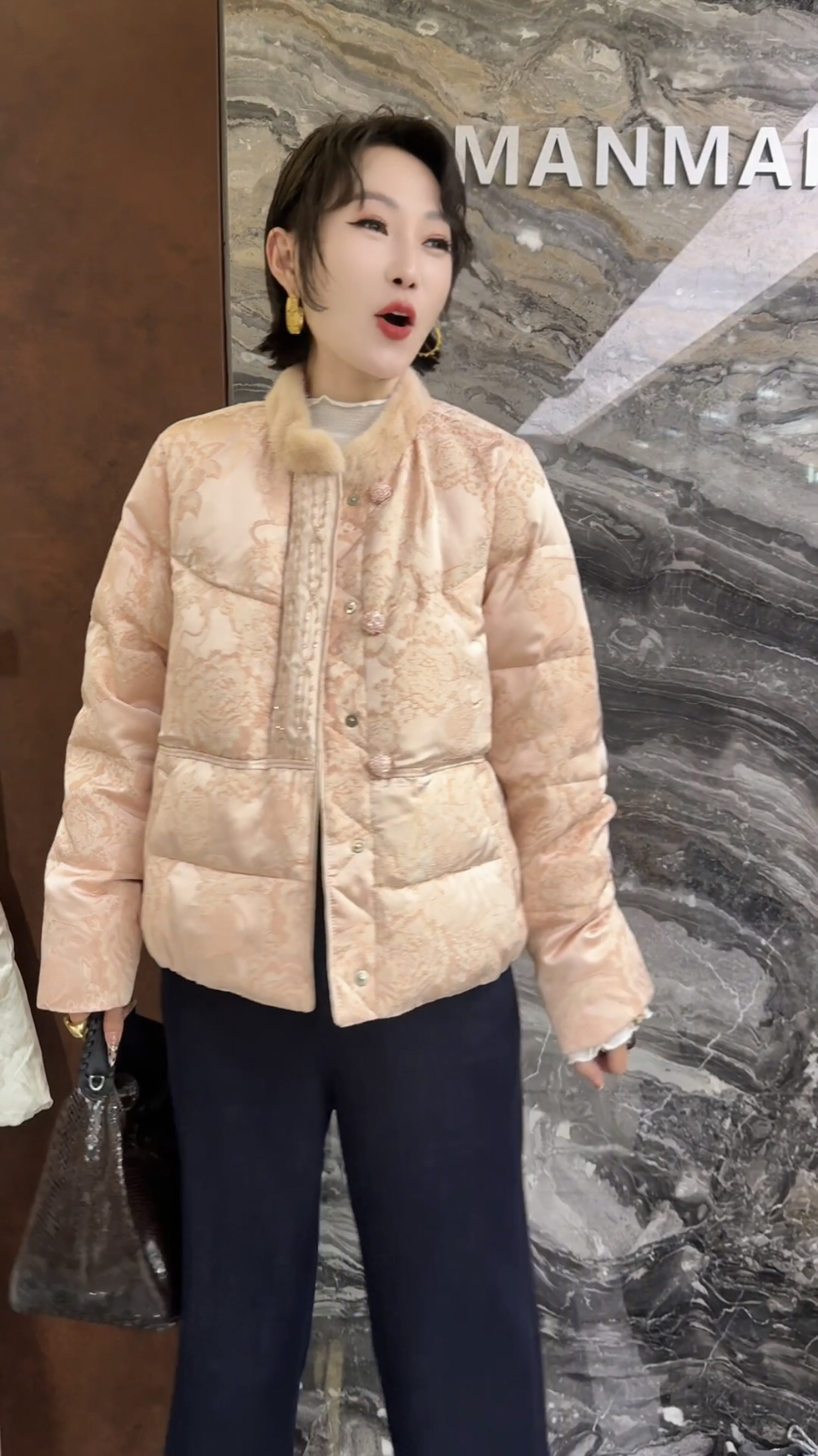 欧洲站2025冬季新款立领刺绣钉珠设计感宽松百搭保暖羽绒服外套女