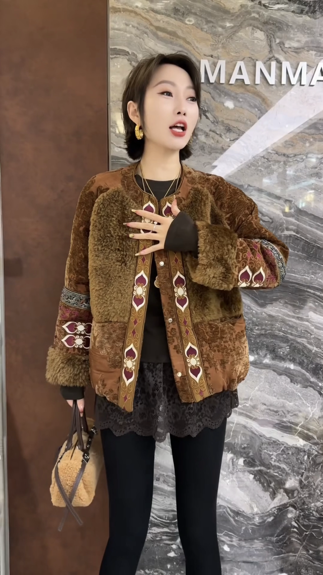 欧洲站2025冬季新款圆领重工刺绣提花皮毛一体设计感鹅绒服外套女