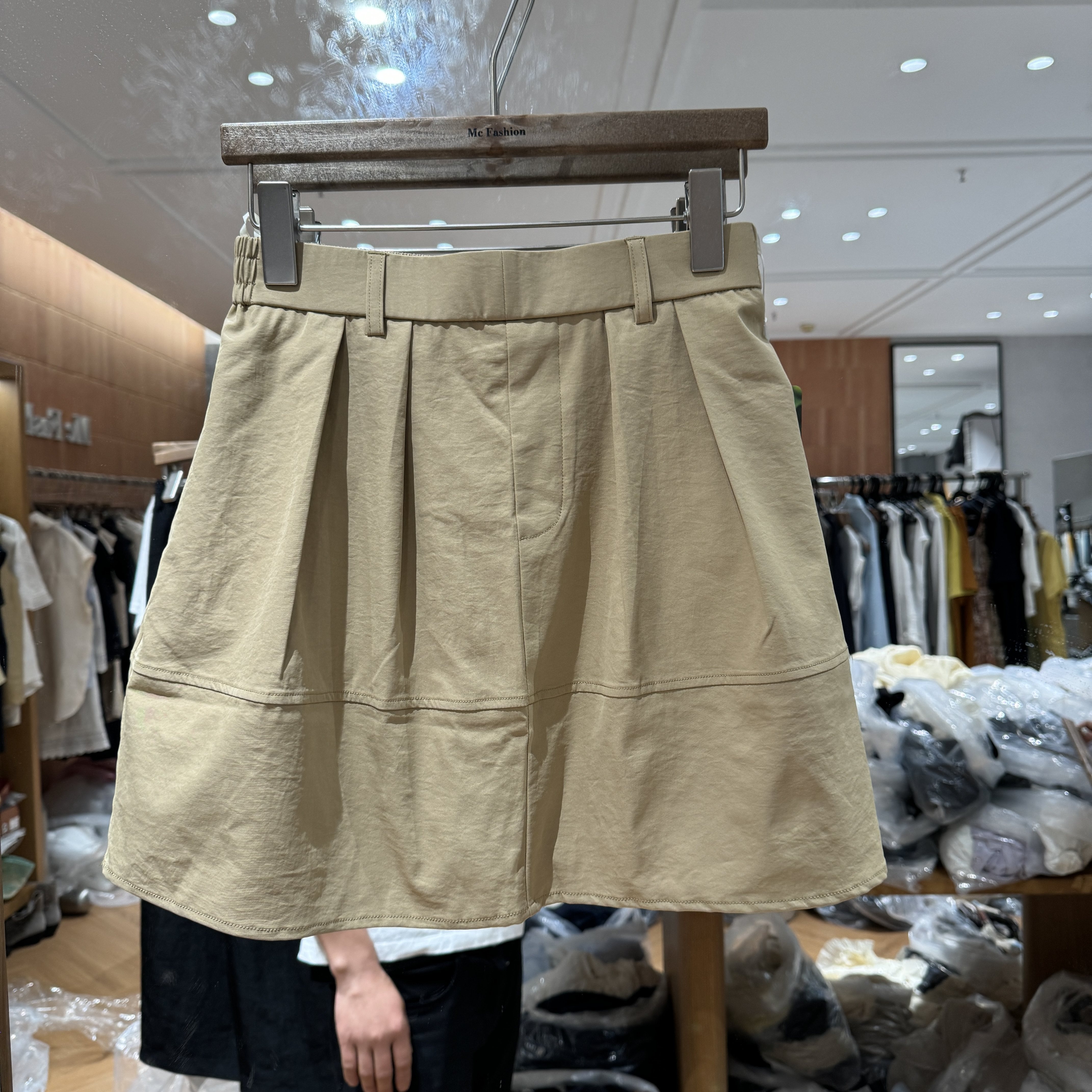 欧洲站2026夏款新款时尚通勤百搭款女士显瘦A版防走光黑色短裙潮