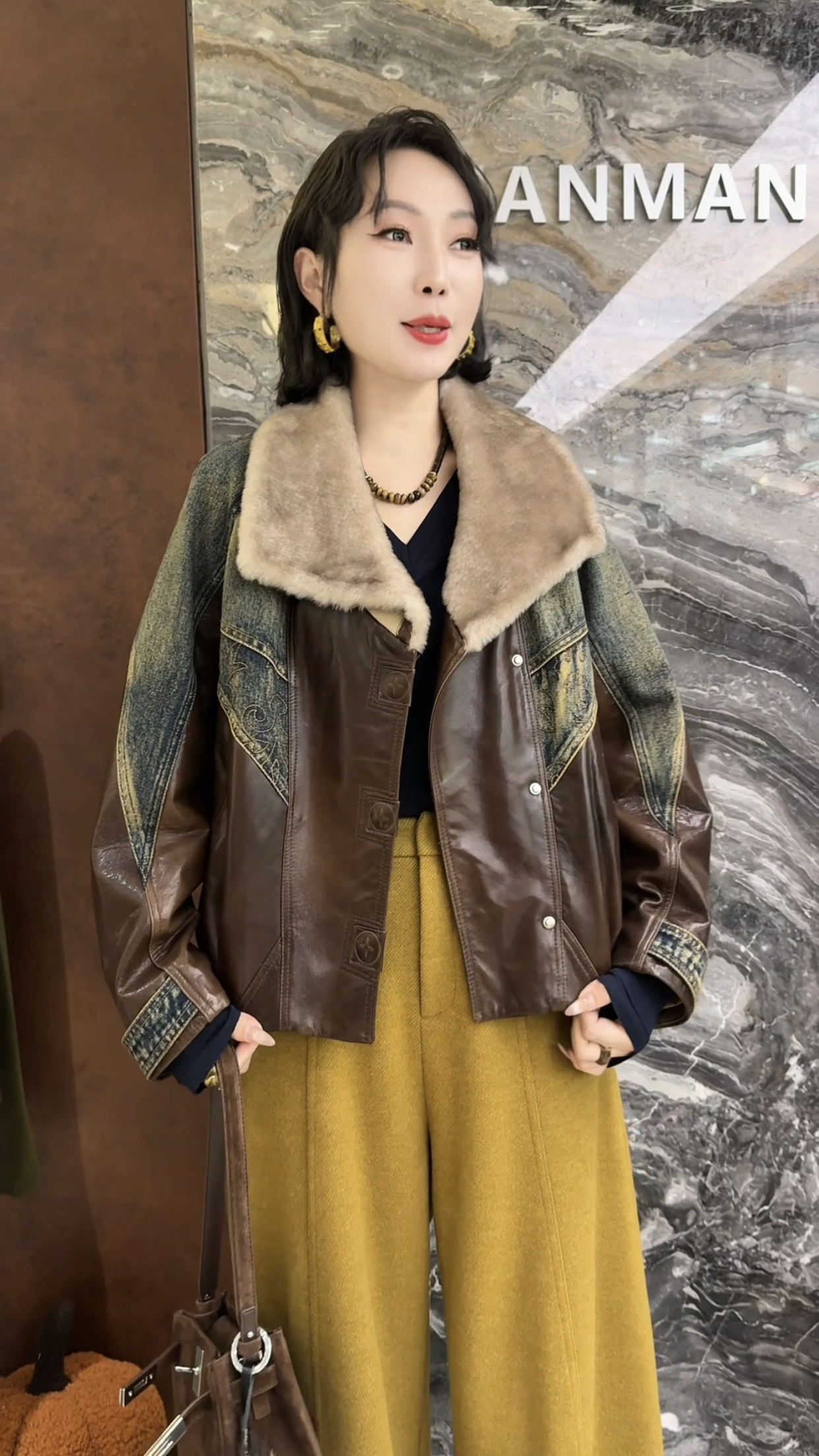 欧洲站2025冬季新款翻领单排扣轻奢高级感皮毛一体牛仔拼接外套女