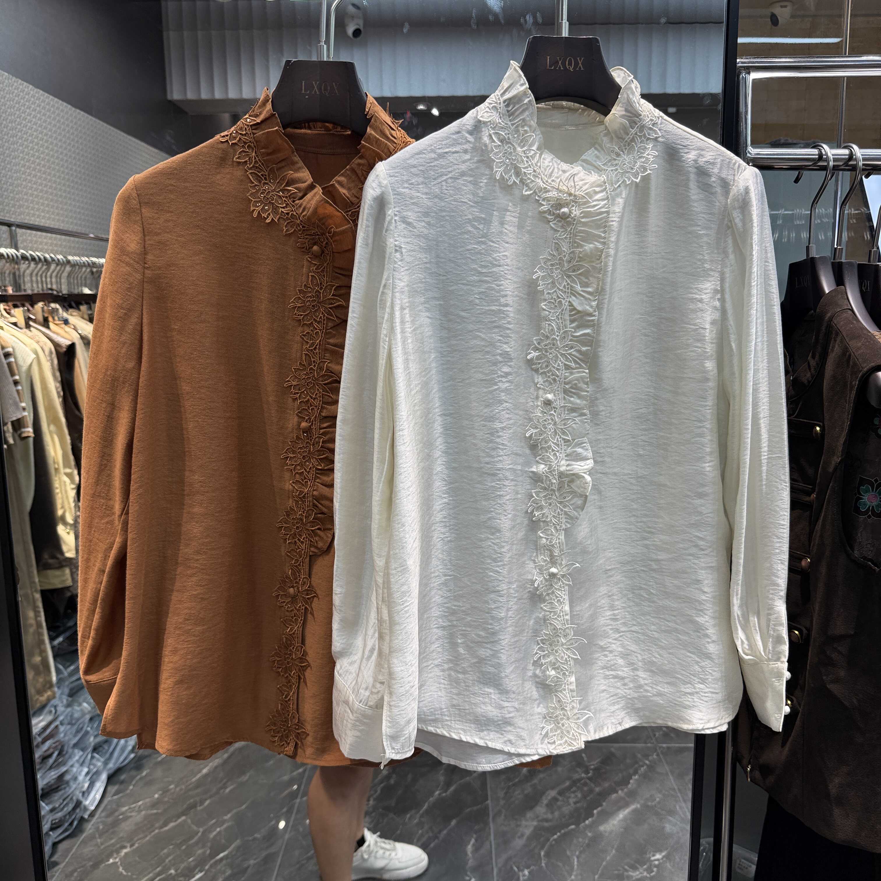 欧洲站2026早秋款时尚文艺感立领蕾丝包扣宽松显瘦款净版衬衫8352