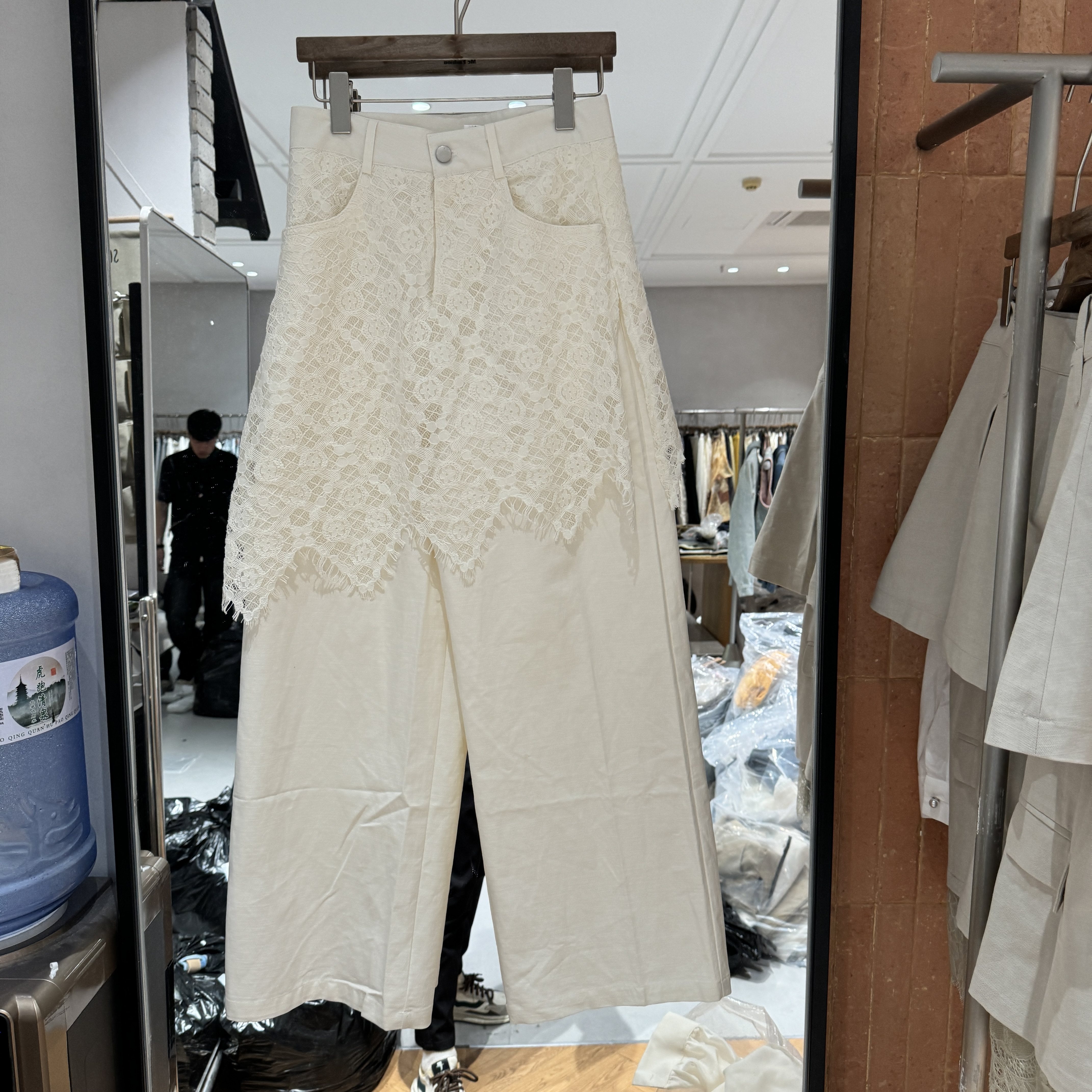欧洲站2026春季新款高腰蕾丝屁帘设计百搭洋气减龄白色阔腿牛仔裤
