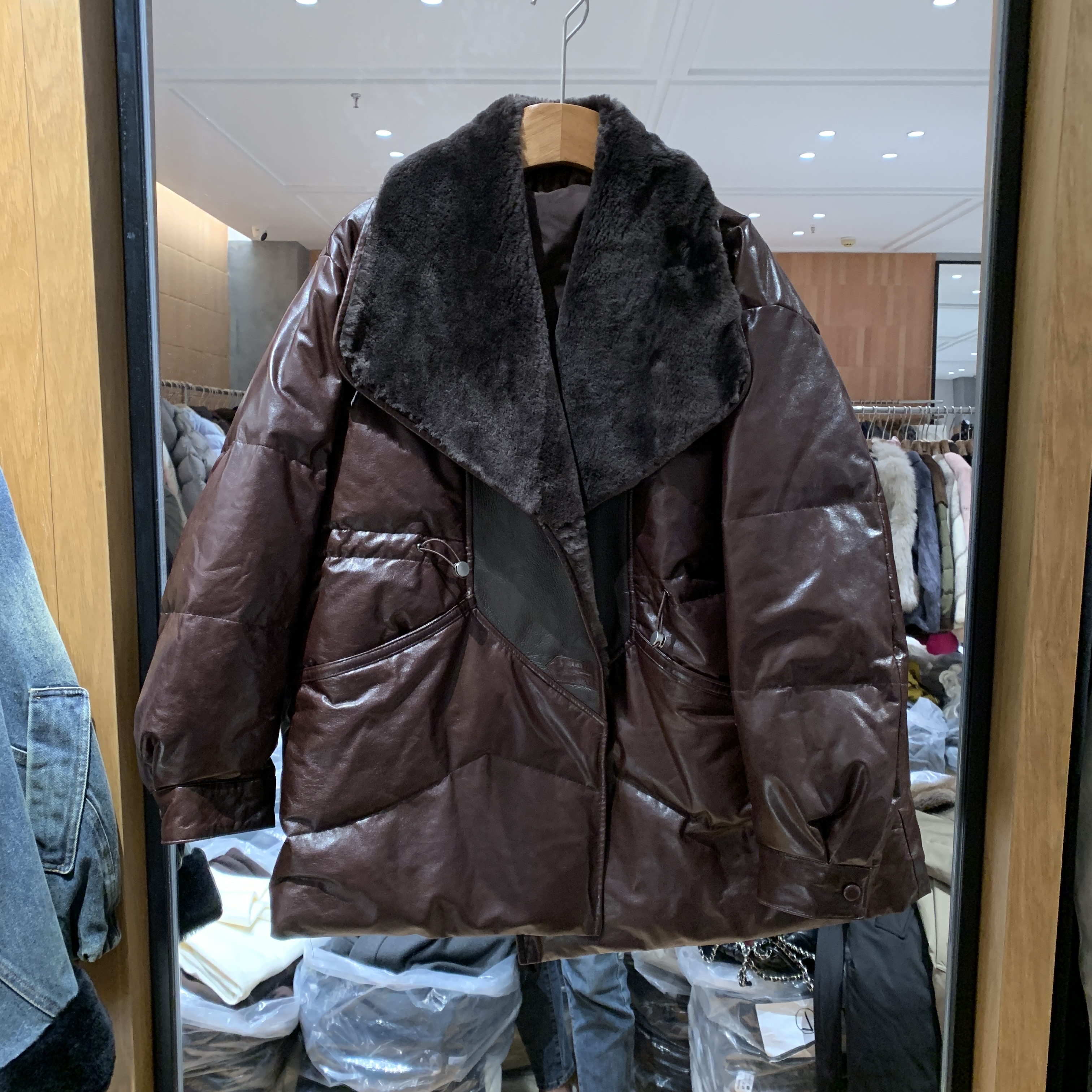 欧洲站2025冬季新款翻领收腰绵羊皮皮毛一体白鹅绒服皮衣潮96606