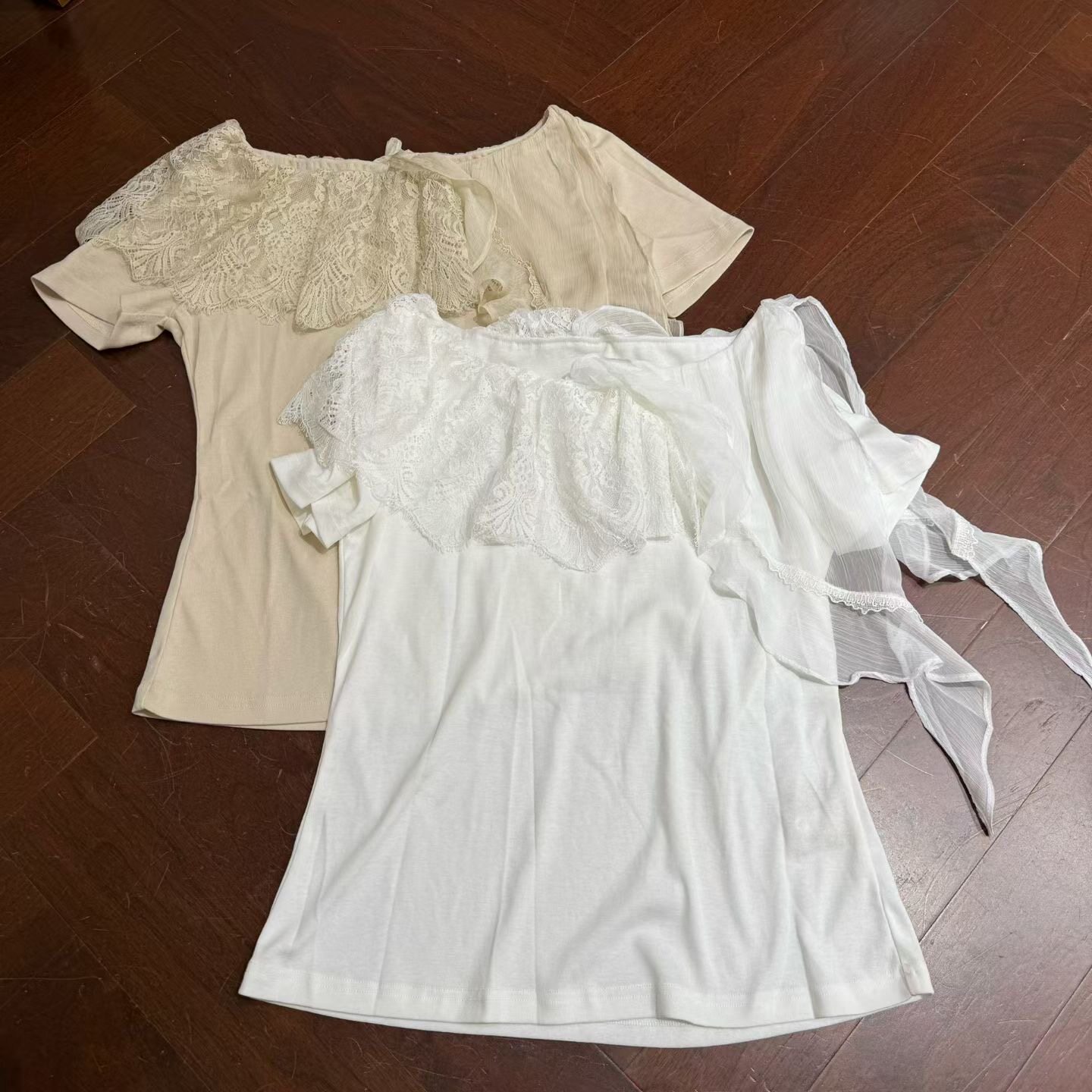 欧洲站2026夏季新款法式温柔风斜领露肩女蕾丝镂空荷叶边T恤9569