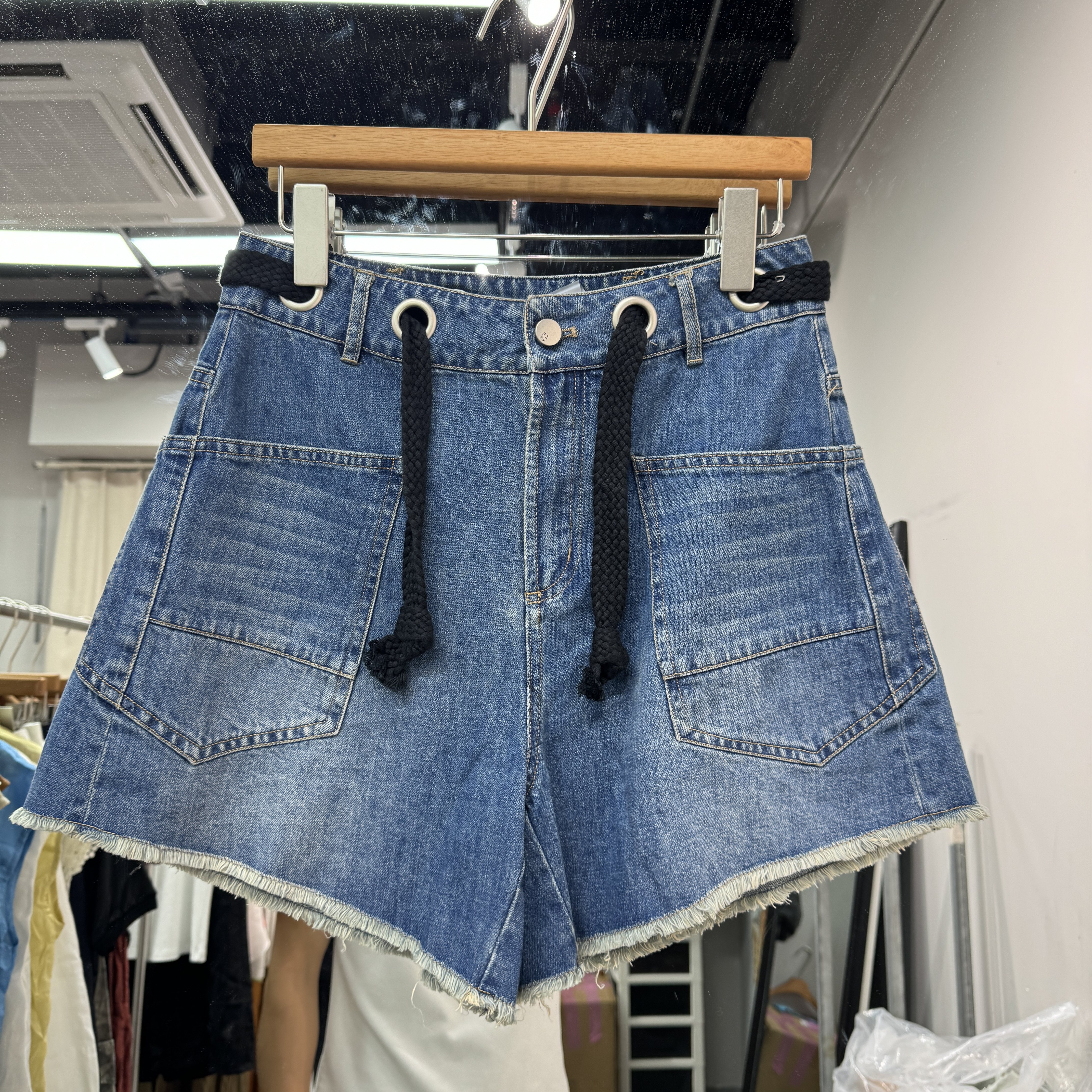 欧洲站2026夏季新款抽绳腰带大口袋做旧口袋毛边牛仔短裤女87066