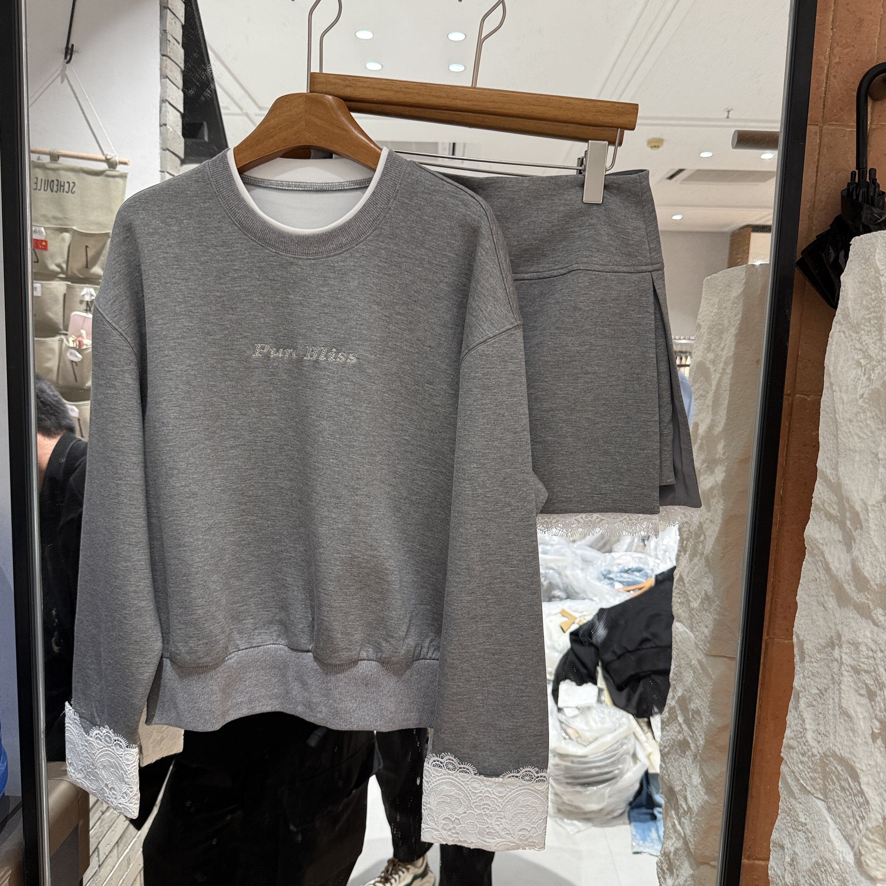 欧洲站2026春季新款学院风撞色袖拼蕾丝减龄小个子半裙套装女C306