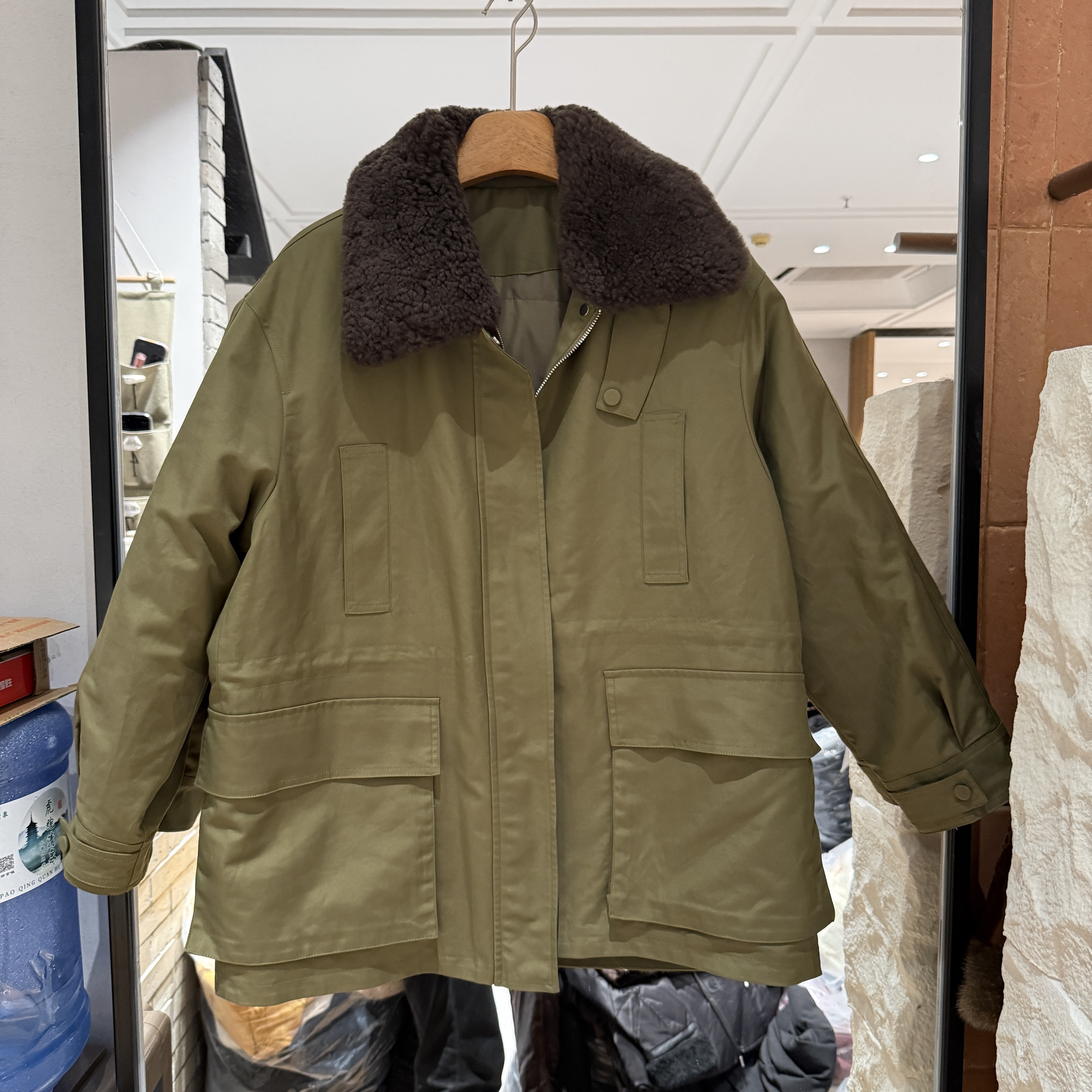 欧洲站2025冬季新款翻领宽松百搭绵羊绒皮毛一体保暖鹅绒服28086