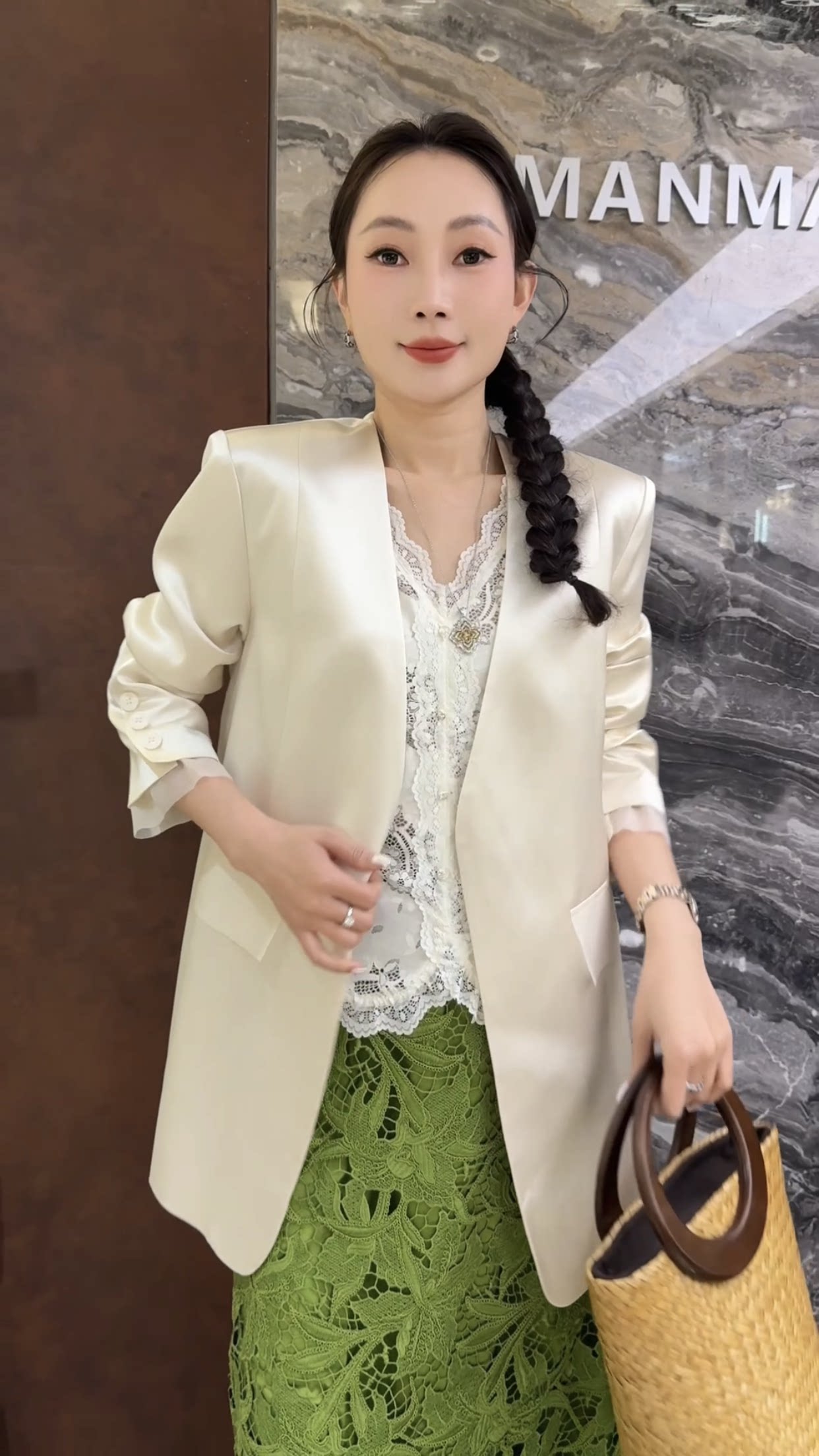 欧洲站2026春季新款气质高级感女士百搭显瘦款黑色v领西装外套潮