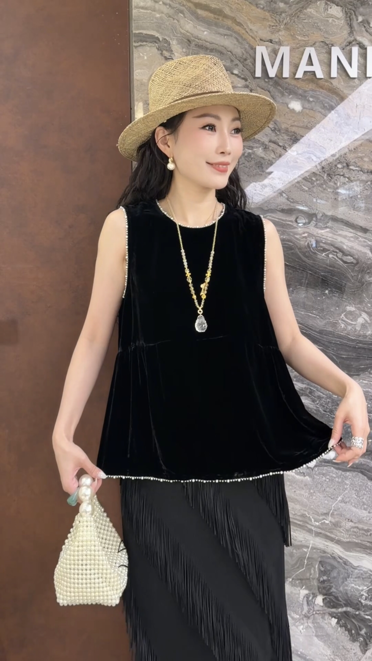 欧洲站2026夏季新款圆领钉珠设计显瘦洋气套头款无袖款丝绒上衣