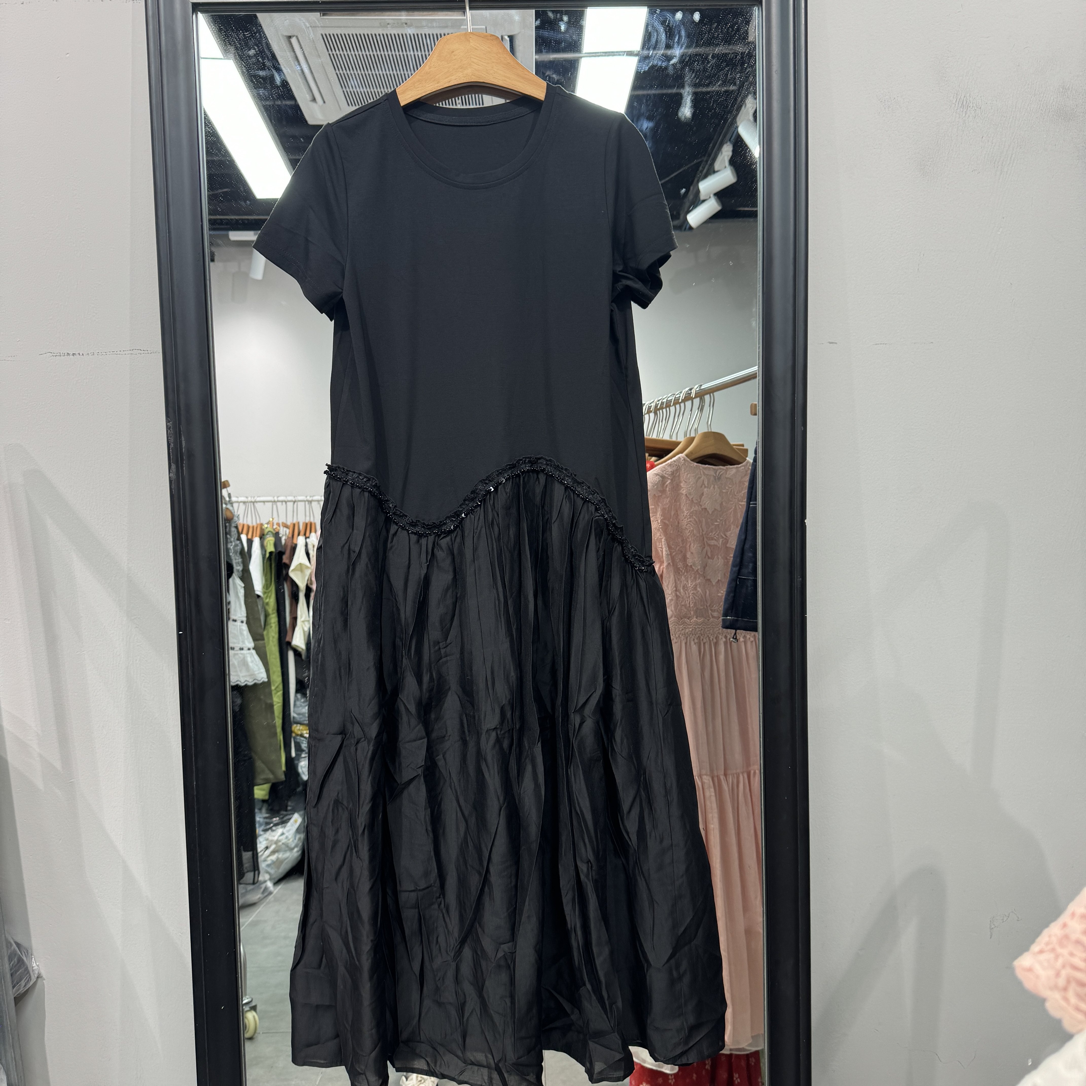 欧洲站2026夏款新款圆领钉钻收腰显瘦大裙摆女士黑色短袖连衣裙潮
