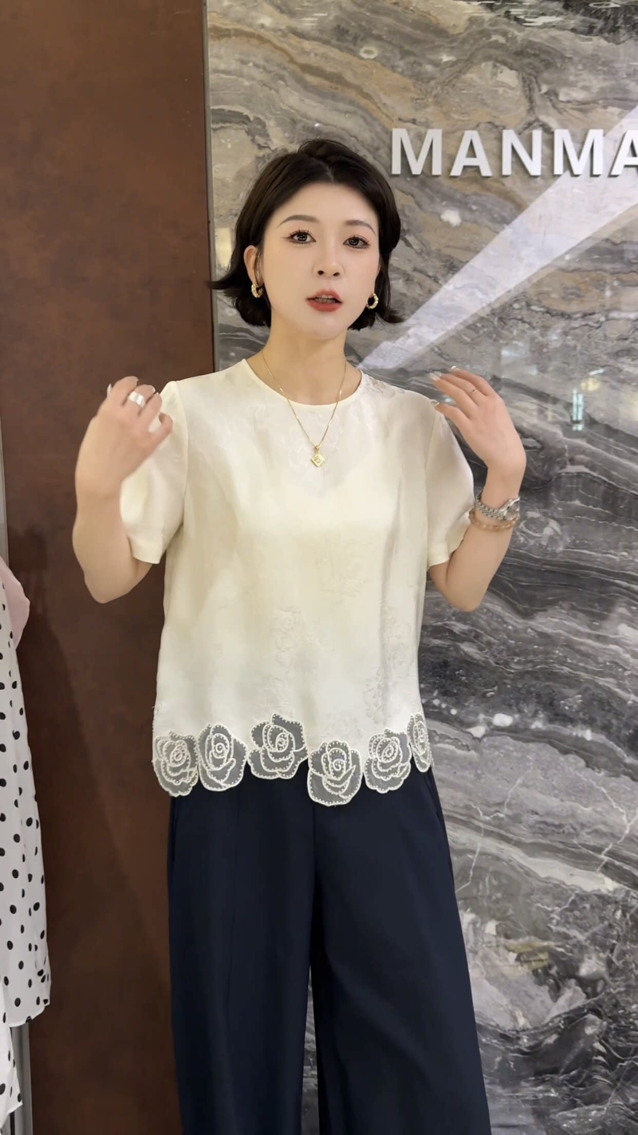 欧洲站2026春节新款圆领套头暗纹提花下摆网纱玫瑰设计感T恤衫女