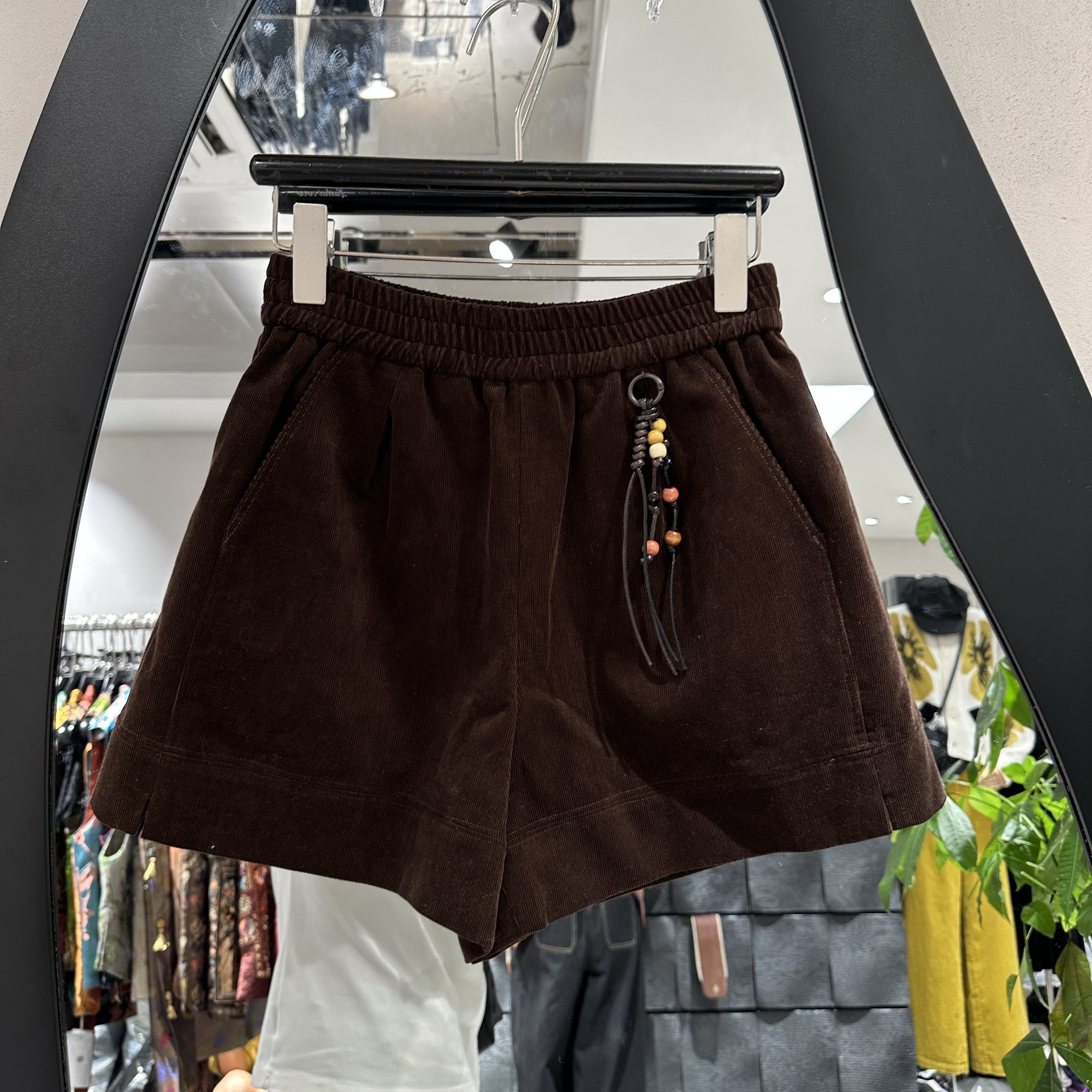 欧洲站2025秋季新款松紧低腰挂饰设计百搭显瘦A版灯芯绒短裤07659