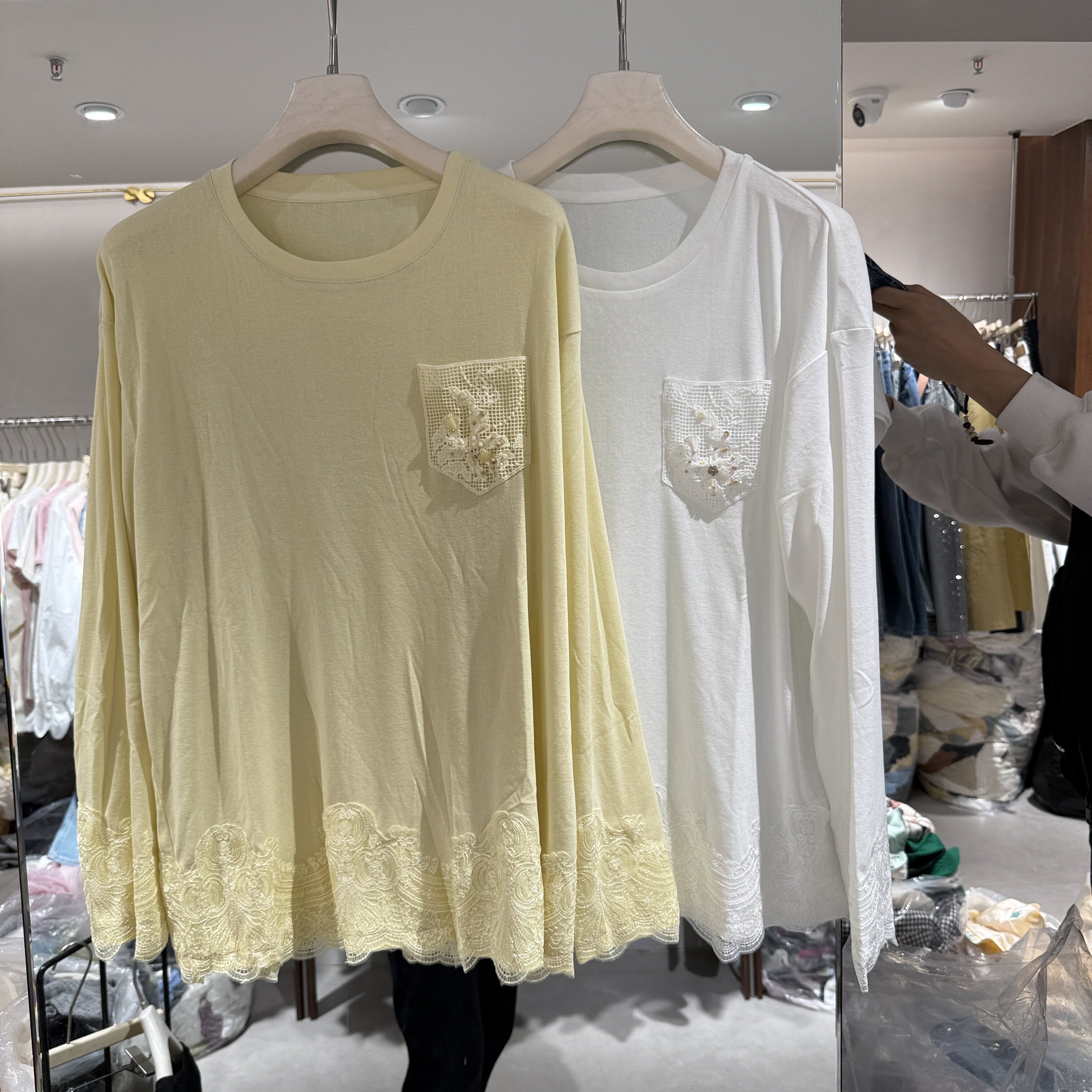 MC春季2026新款圆领镂空口袋蕾丝花边宽松舒适套头净版衬衫10018