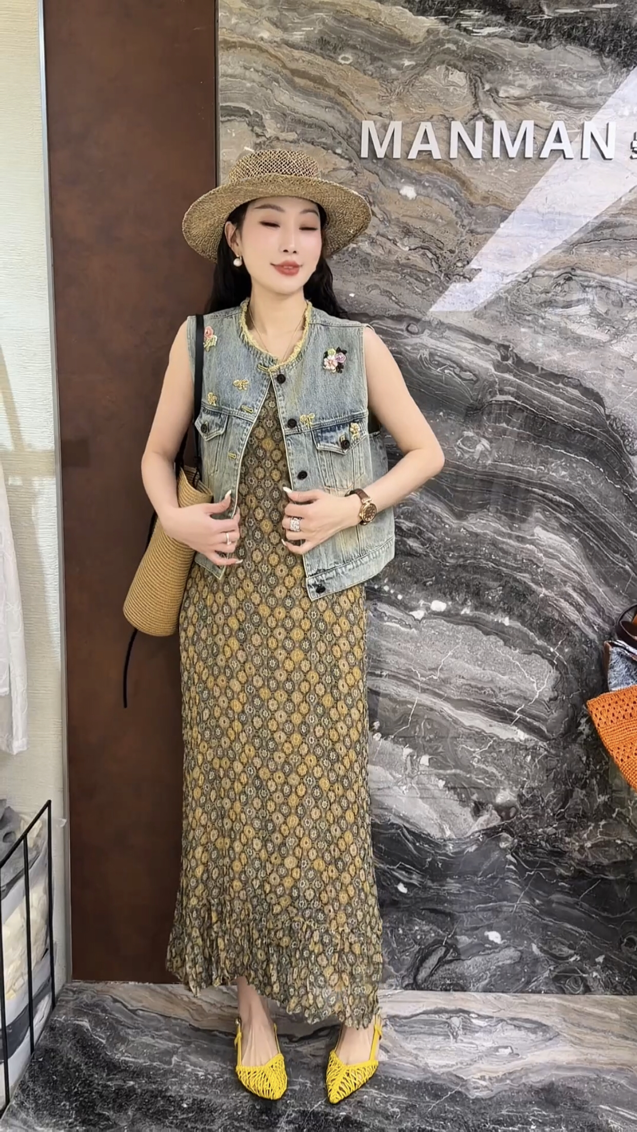 曼曼家欧货圆领毛边无袖重工刺绣无袖牛仔马甲+花色吊带裙两件套