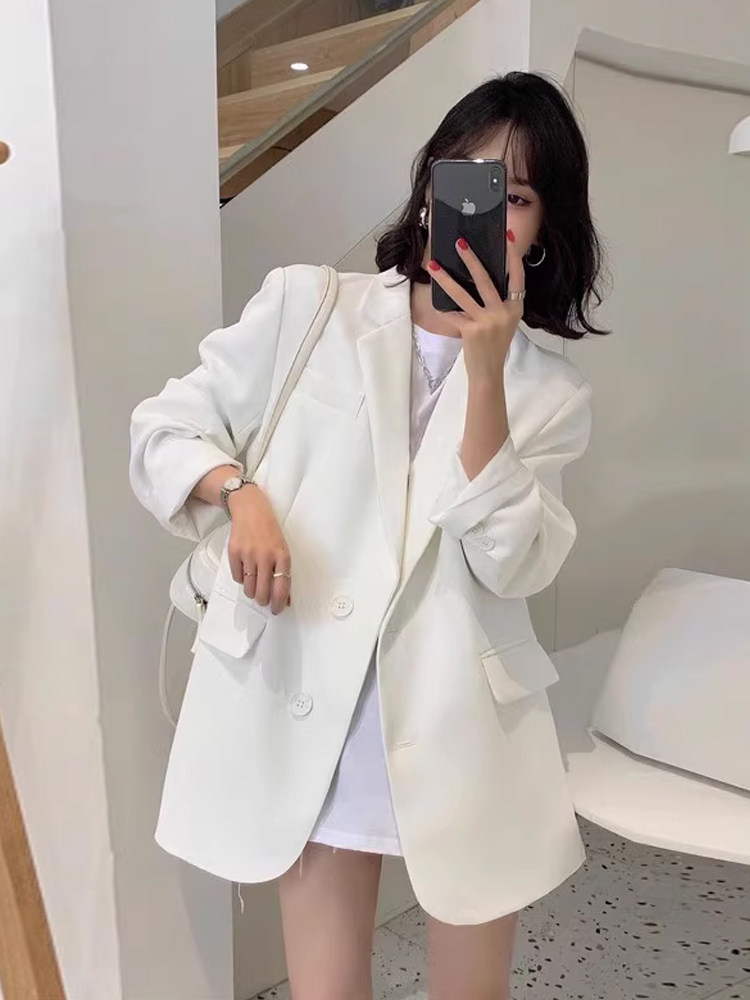 검은색 작은 블레이저 여성복은 올해 2024년 새로운 작은 캐주얼 디자인 틈새 핫 스타일이 인기입니다