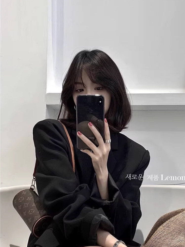 검은색 작은 블레이저 여성복은 올해 2024년 새로운 작은 캐주얼 디자인 틈새 핫 스타일이 인기입니다