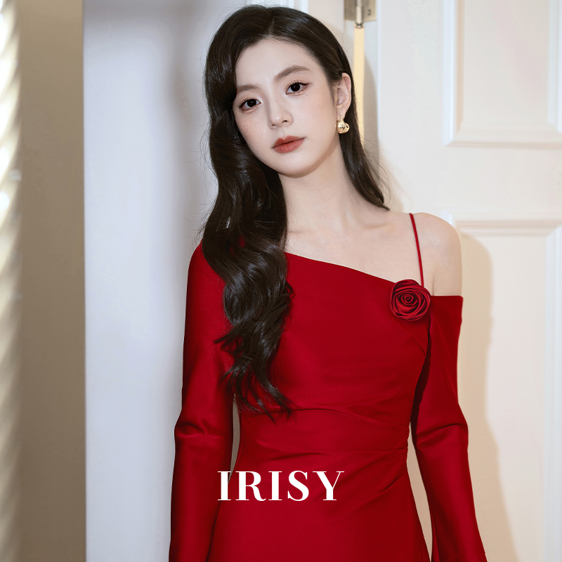IRISY 「玫」长袖订婚礼服气质高级感新娘红色敬酒服斜肩连衣裙