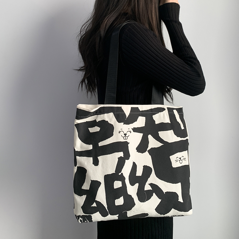 2024年街头潮流文字个性涂鸦健身知足常乐帆布包大容量单肩手提袋