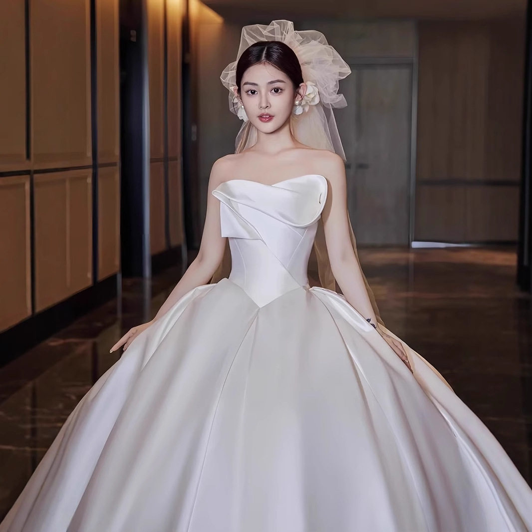 缎面轻婚纱2025新款新娘高端主纱质感抹胸出门纱法式复古拖尾