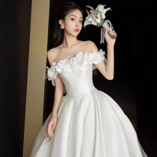白色花朵轻婚纱法式缎面高级感抹胸一字肩主婚纱礼服拖尾小个子夏
