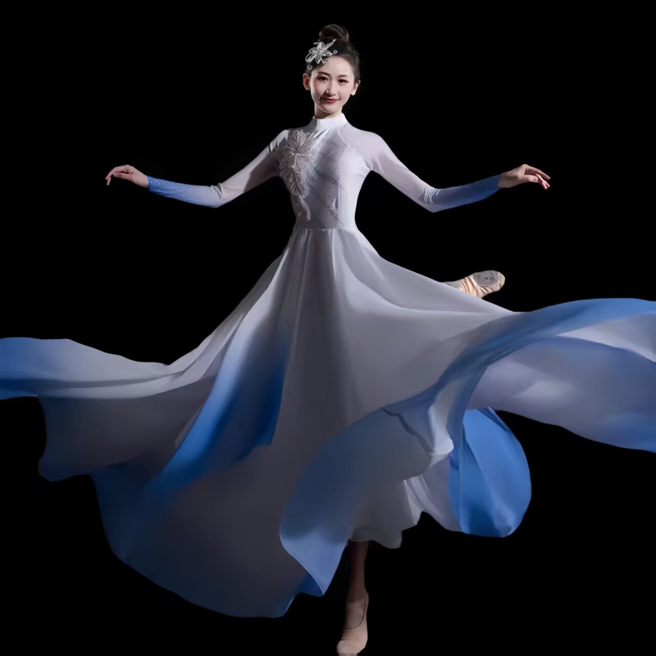 古典舞蹈服女飘逸开场舞大摆裙仙气演出服中国舞艺考服装蓝白渐变