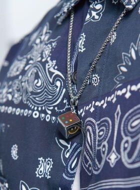 潮流合伙人幸运笑脸骰子钛钢项链男潮男个性男女嘻哈情侣项链ins