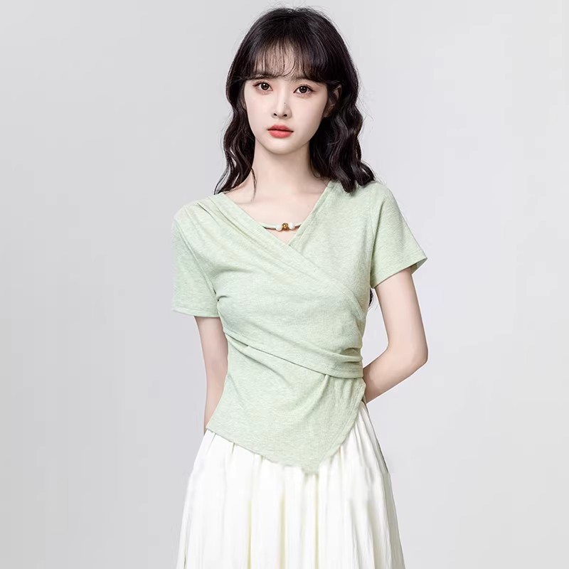 绿色V领短袖T恤女夏季2026新款不规则交叉收腰显瘦正肩体恤短上衣