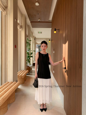 2026春夏韩式新款设计感宽松直筒黑白拼接连衣裙假两件无袖背心裙