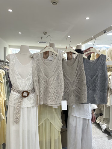 广州2026U.me早秋上新V领简约镂空设计无袖假两件背心上衣