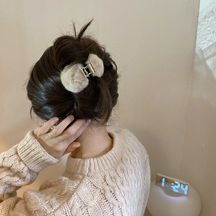 Busan秋冬高级感甜美毛球抓夹盘发高马尾丸子头夹子后脑勺发饰品
