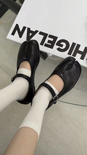 诗歌兰真皮女鞋2026春季新款时尚百搭圆头一字扣平底分趾猪蹄鞋潮