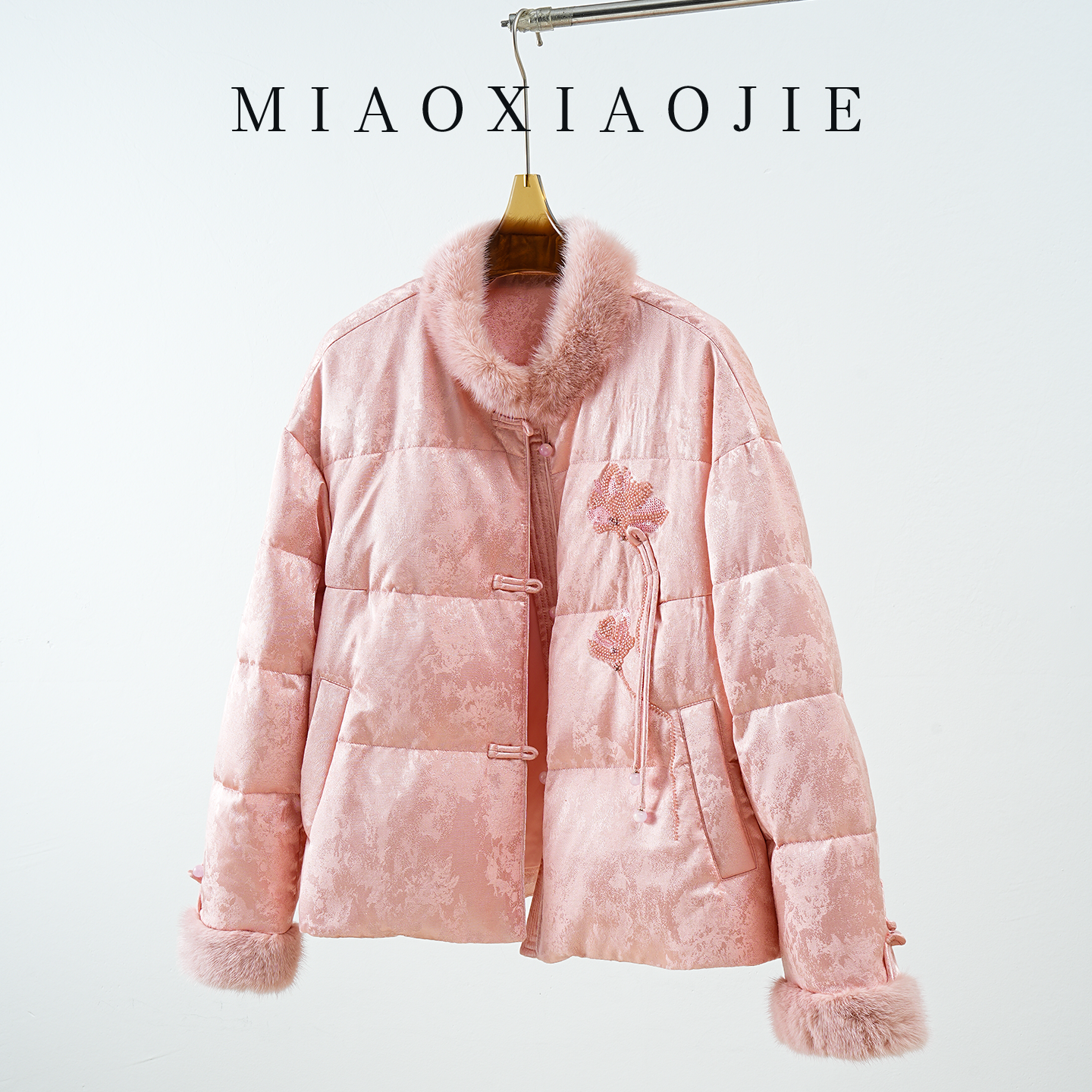 袖口水貂胸前钉珠花朵鹅绒羽绒服