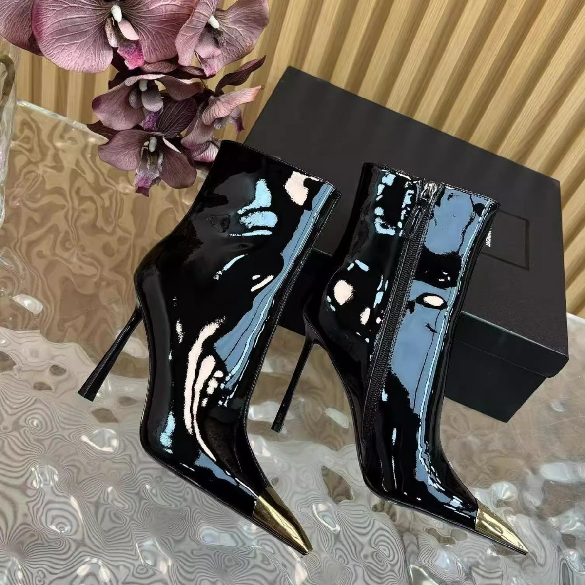 头层牛皮  正品真皮尖头黑色高跟短靴女细跟不累脚漆皮靴金属元素图片