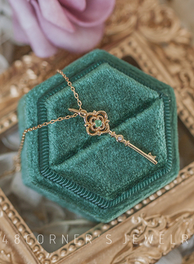 小巧祖母绿银镀金钥匙吊坠定制