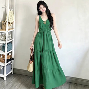 2026 夏季新款肌理褶皱 V 领吊带长裙女立体花朵收腰大摆连衣裙