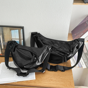 黑色皮质胸包男女通用单肩斜挎包大容量时尚 百搭休闲通勤包饺子包