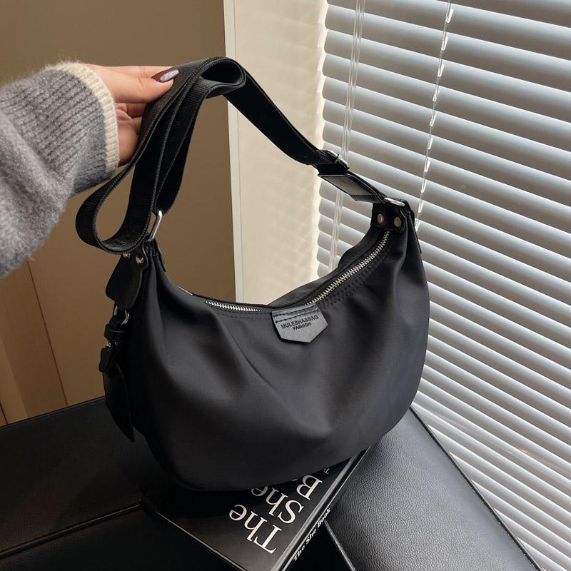 2025新款潮牌时尚百搭单肩斜挎包女休闲大容量尼龙布包通勤饺子包