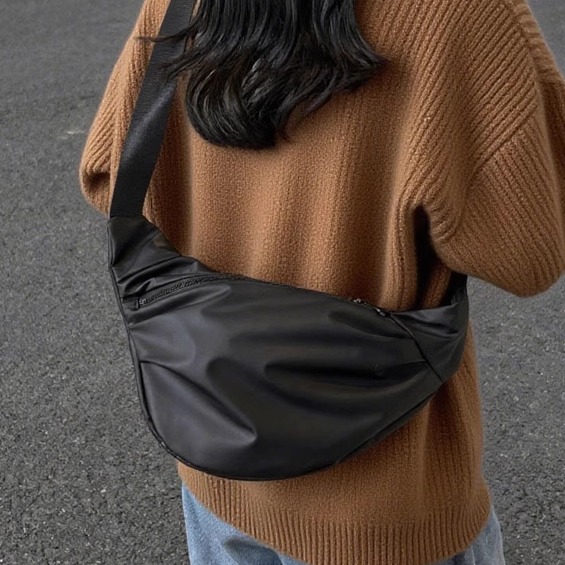 防水皮膜斜挎饺子包女2025新款轻便通勤大容量黑色包包女时尚胸包