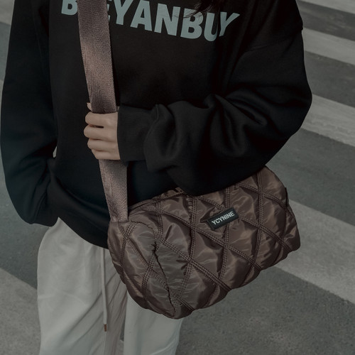 今年流行包包女2025新款百搭秋冬超火大容量单肩斜挎包休闲枕头包