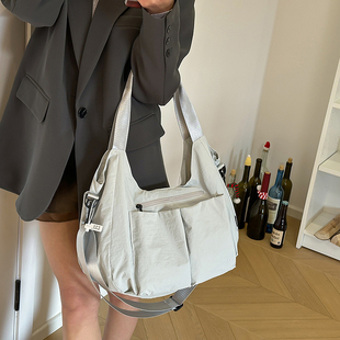 2025新款潮尼龙布包女包休闲百搭单肩斜挎包轻便大容量休闲托特包