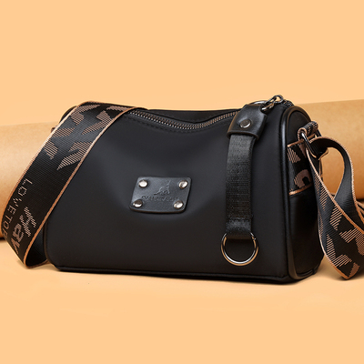 高级感时尚防水牛津布包包女2025新款潮百搭单肩斜挎包休闲枕头包