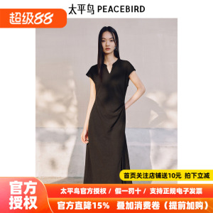 太平鸟针织小V领连衣裙女2026夏新款收腰短袖褶皱开衩长裙简约黑